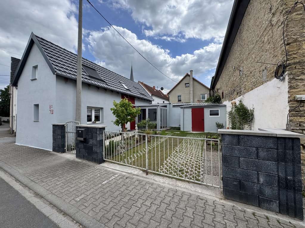 Immobilie in Eich - Neuwertig und liebevoll gestaltetes Einfamilienhaus - Bild 0