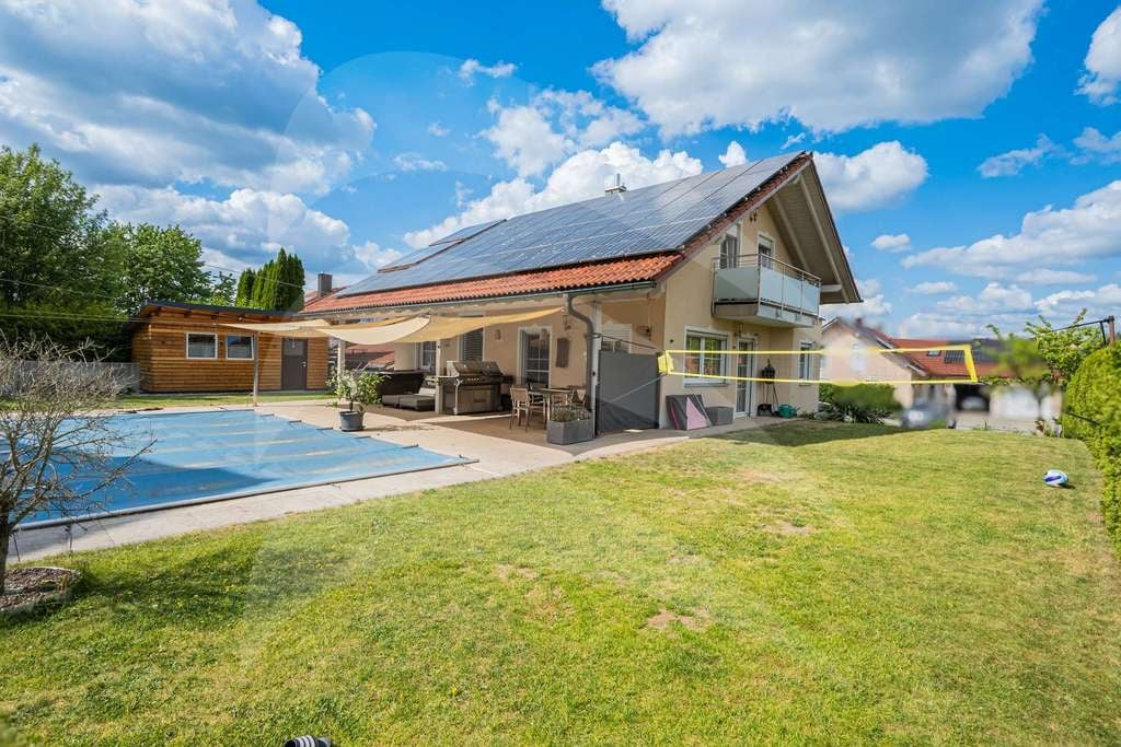 Immobilie in Hutthurm - Gepflegtes Einfamilienhaus mit großem Garten, Pool und Einliegerwohnung - Bild 2