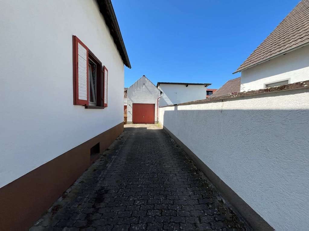 Immobilie in Römerberg - Charmantes Einfamilienhaus mit großem Garten und vielfältigen Möglichkeiten - Bild 2