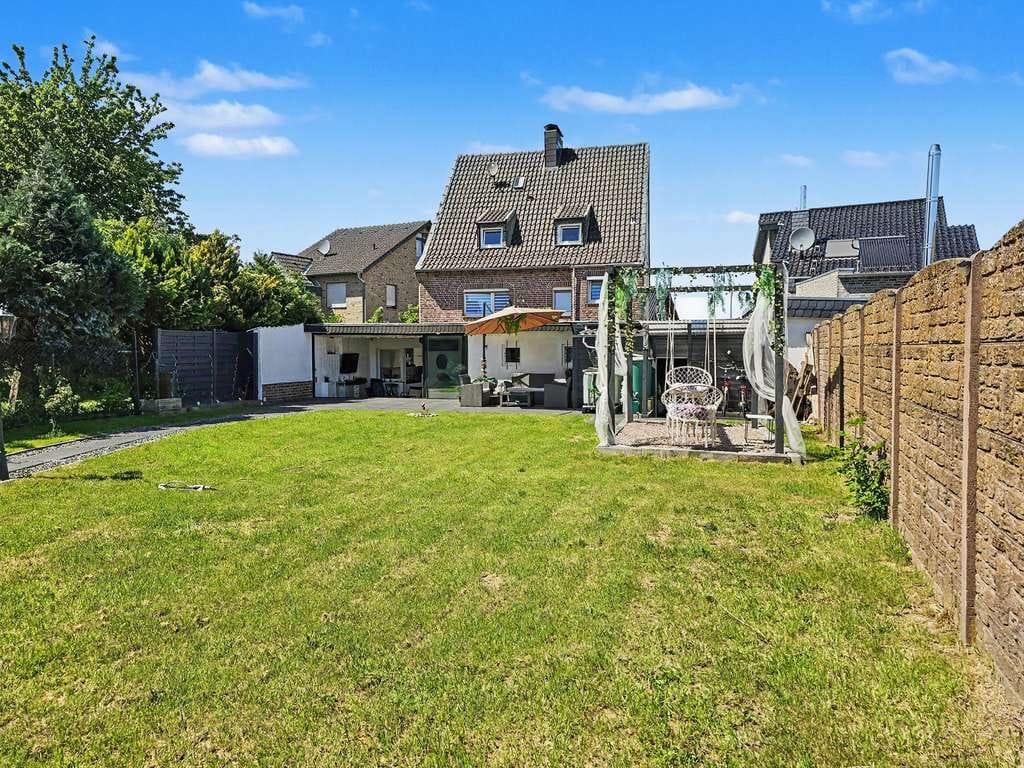Immobilie in Eschweiler - Eschweiler-St. Jöris: Großzügiges Einfamilienhaus mit Wintergarten und Garage in ruhiger Lage - Bild 1