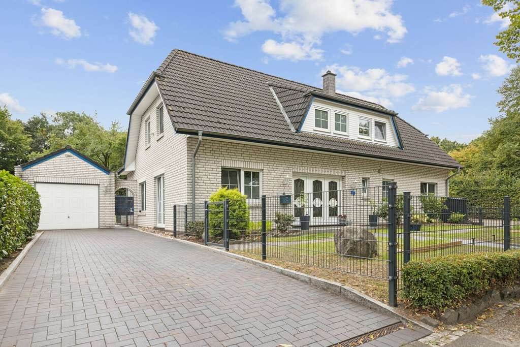 Immobilie in Oyten - Zweifamilienhaus mit Gewerbepotential und 7 Stellplätzen – Platz für Wohnen und Arbeiten in Oyten! - Bild 1