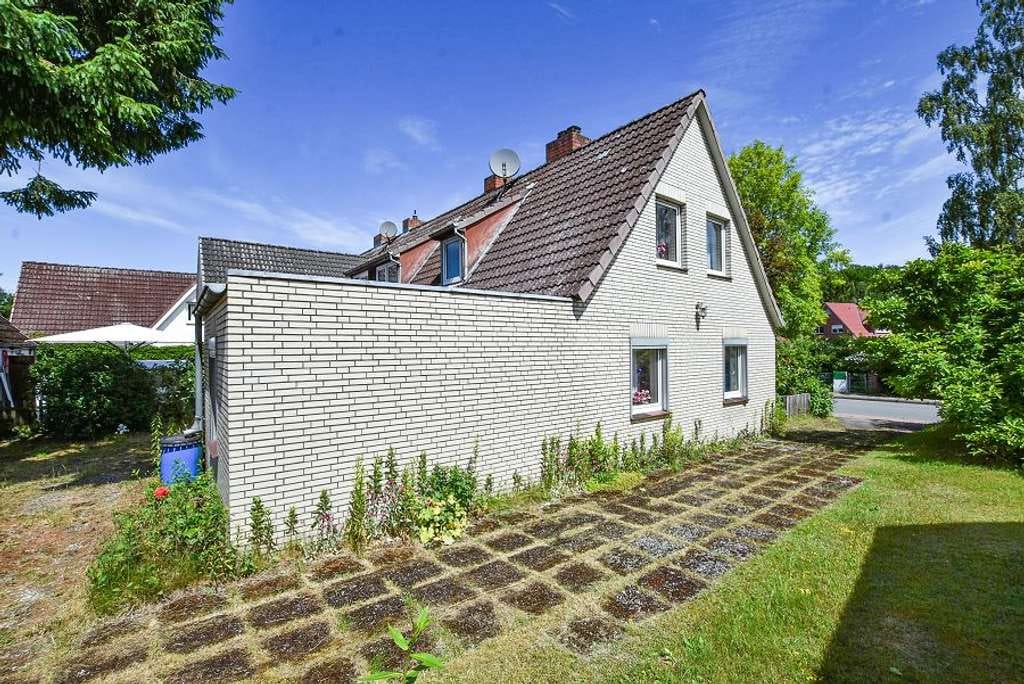 Immobilie in Groß Grönau - Renovierungsbedürftige DHH mit weitläufigem Grundstück in Groß Grönau! - Bild 1