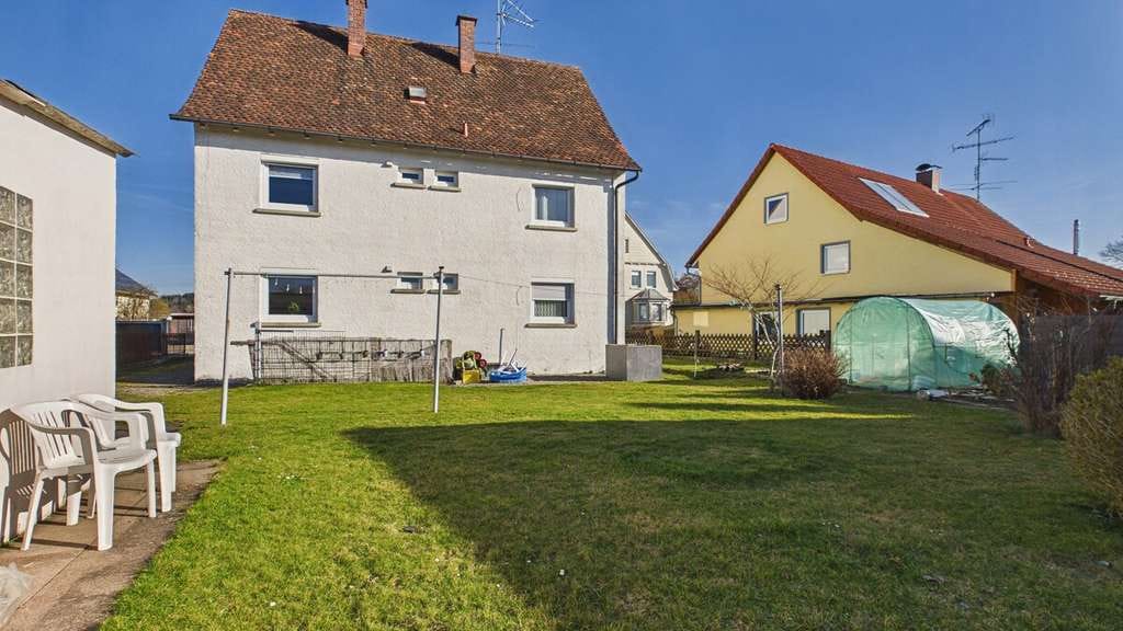 Immobilie in Aichstetten - Kapitalanlage oder Eigennutzung: Mehrparteienhaus mit zwei Wohnungen und großem Grundstück - Bild 2