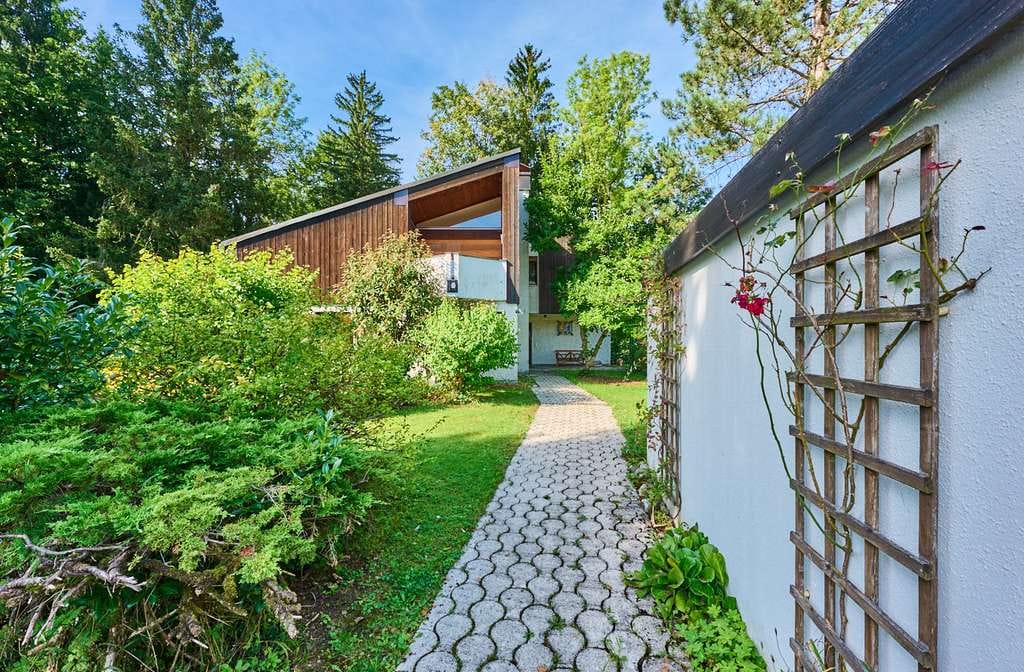 Immobilie in Miesbach - Rarität in Miesbach: Architektenhaus mit Waldfläche & viel Privatsphäre - Bild 2