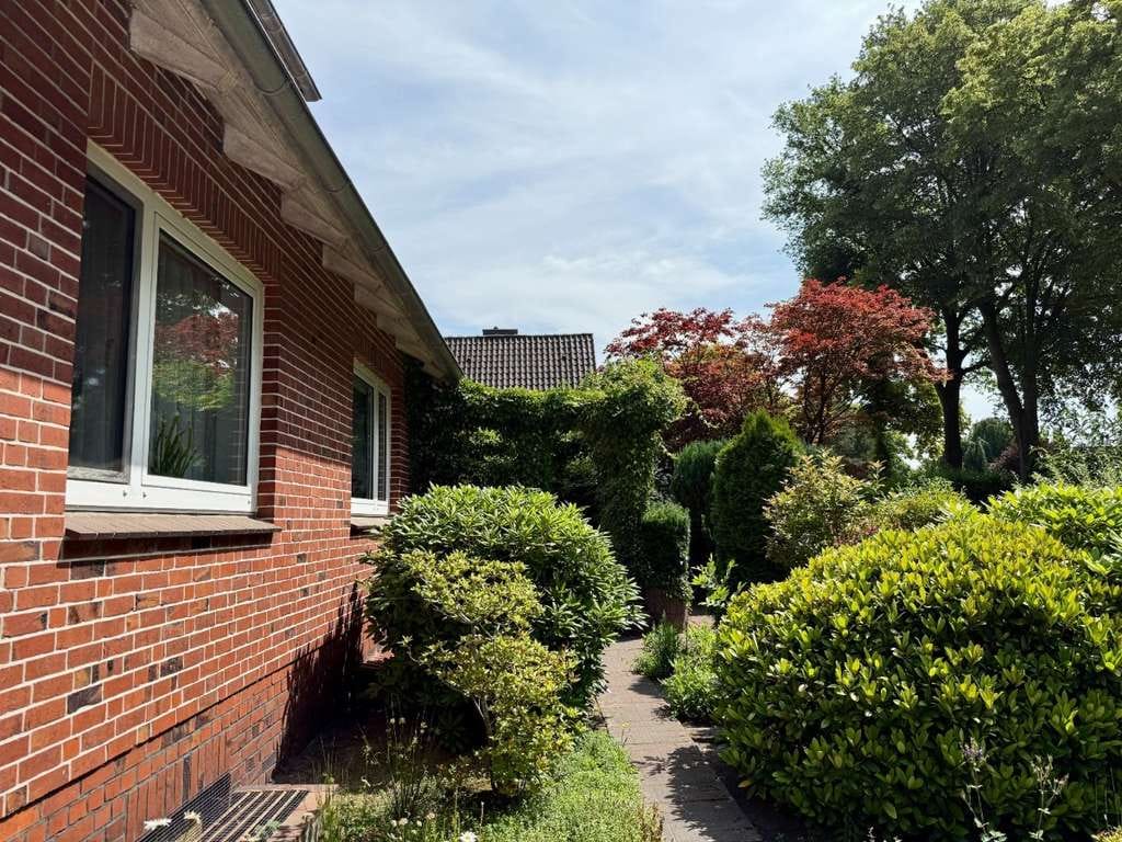 Immobilie in Hemmoor - Solides Einfamilienhaus mit schönem Garten in ruhiger Lage von Hemmoor Basbeck - Bild 1