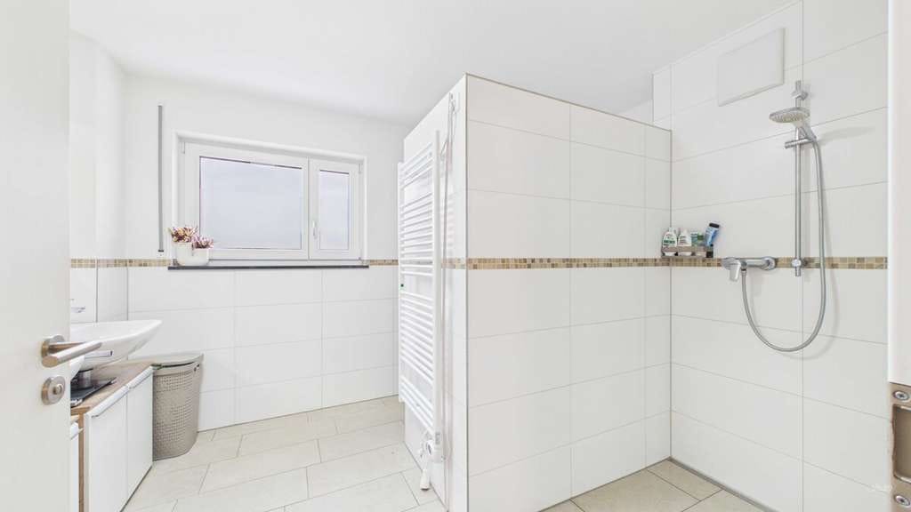 Immobilie in Langenenslingen - moderne barrierefreie A+ Wohnung - ruhige Lage mit großem Balkon, EBK & große Garage - Bild 3