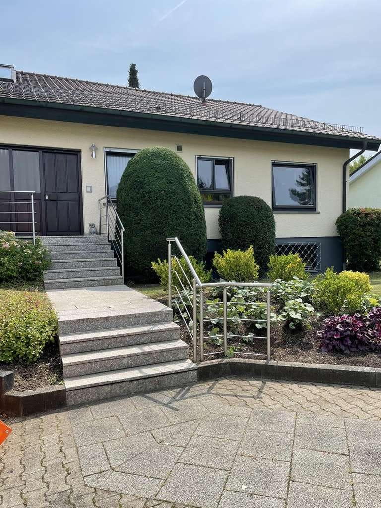 Immobilie in Abstatt - Großzügiges, helles Einfamilienhaus mit Einliegerwohnung, Massivbauweise, in ruhiger Sackgassenlage - Bild 0