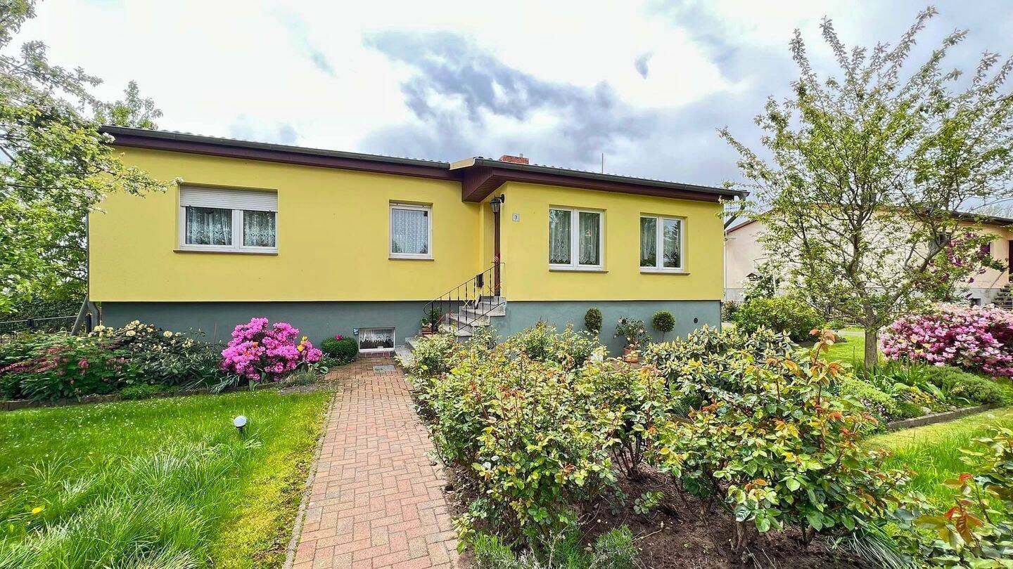 Immobilie in Schwasdorf - Einfamilienhaus mit Gewächshaus, Hühnerstall, Obstbäumen und Garten in idyllischer ländlicher Lage - Bild 0