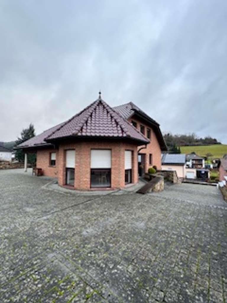Immobilie in Neroth - Freistehendes Einfamilienhaus mit Doppelgarage in Neroth - Bild 2