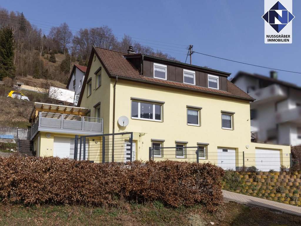Immobilie in Mühlhausen im Täle - Großzügiges Generationenhaus in toller Halbhöhenlage mit schöner Dachterrasse und drei Garagen - Bild 0