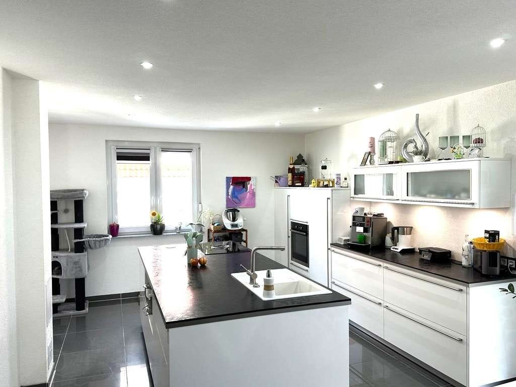 Immobilie in Winden im Elztal - Hochwertiges Einfamilienhaus mit Einliegerwohnung, Doppelgarage und bester Energieeffizienz - Bild 1