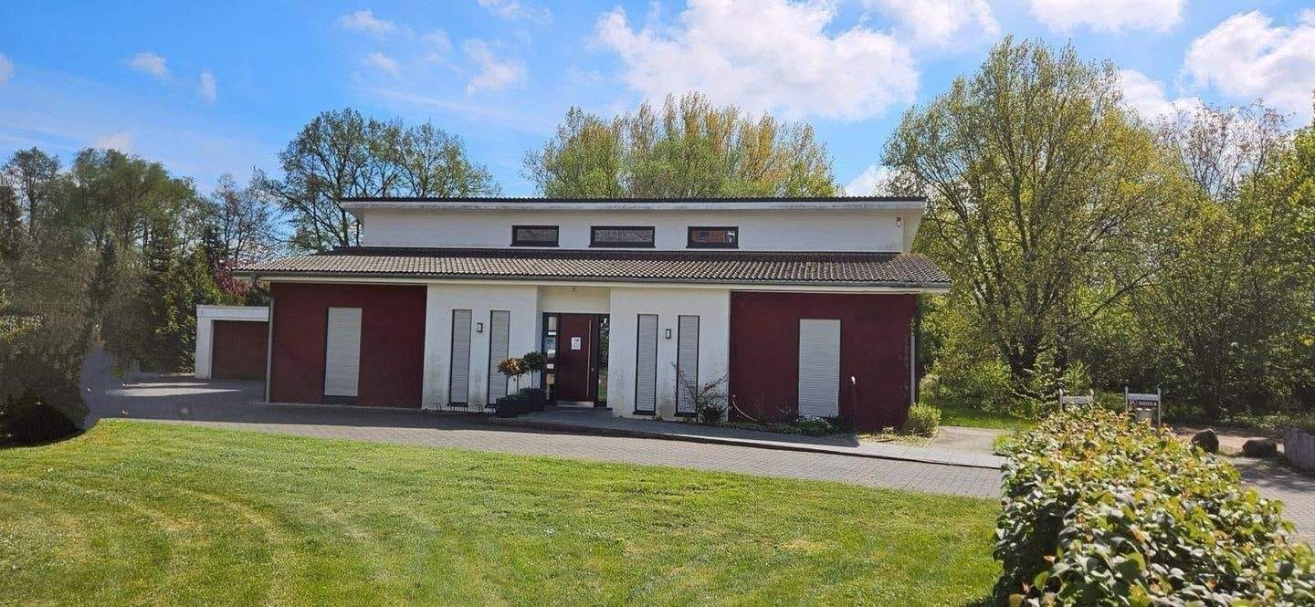 Immobilie in Hitzacker - Offen für faire Preisgespräche +++ Großzügiger Bungalow mit 17 Räumen – ehem. Praxis, jetzt privat nutzbar - Bild 1
