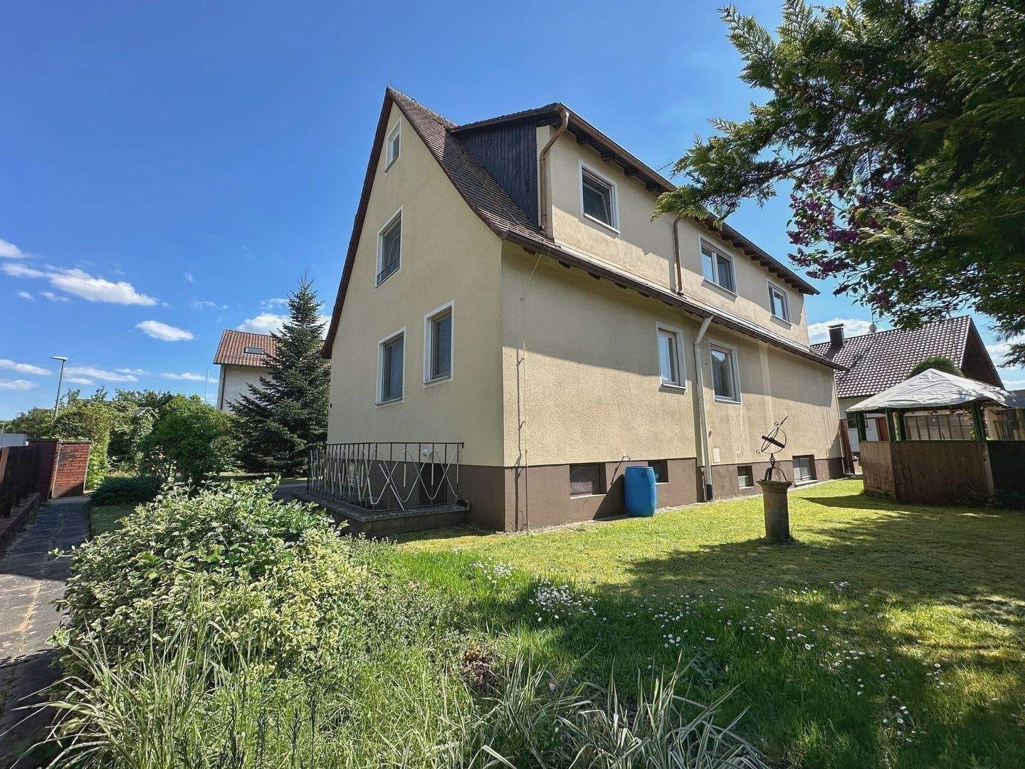 Immobilie in Postbauer-Heng - Ein Zuhause für die ganze Familie: Großzügiges Zweifamilienhaus mit schönem Grundstück, großem Balkon und zwei Garagen uvm. - Bild 0