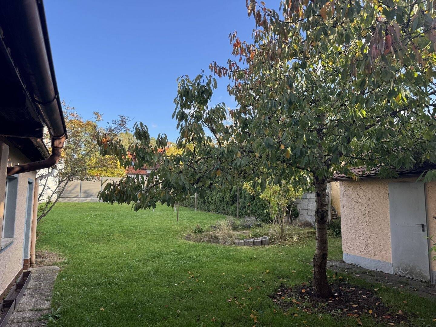 Immobilie in Heßdorf - Gut gelegene Doppelhaushälfte mit großem Garten und Bauland - Bild 2