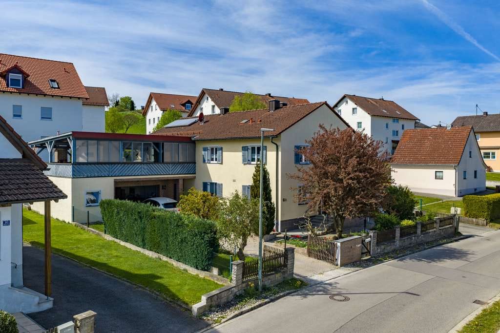 Immobilie in Mainburg - Zweifamilienhaus mit viel Platz, Garten und Perspektive! - Bild 1