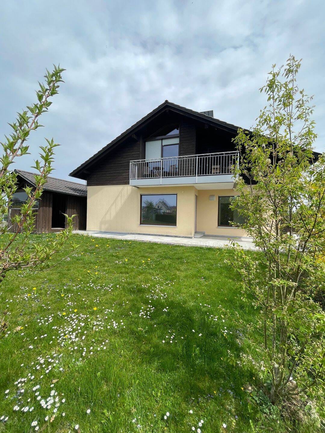 Immobilie in Ihrlerstein - Freistehendes Zweifamilienwohnhaus mit pflegeleichtem Garten und Doppelgarage in exponierter Lage und Blick nach Kelheim - Bild 1