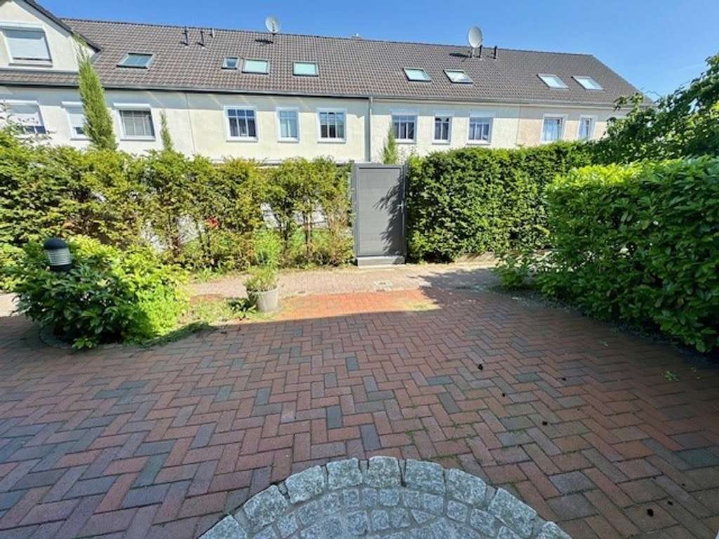 Immobilie in Borstel-Hohenraden - Reihenmittelhaus mit 2 Stellplätzen in Borstel Hohenraden, beliebte Pendlerlage, Otto Stöben Immobil - Bild 2