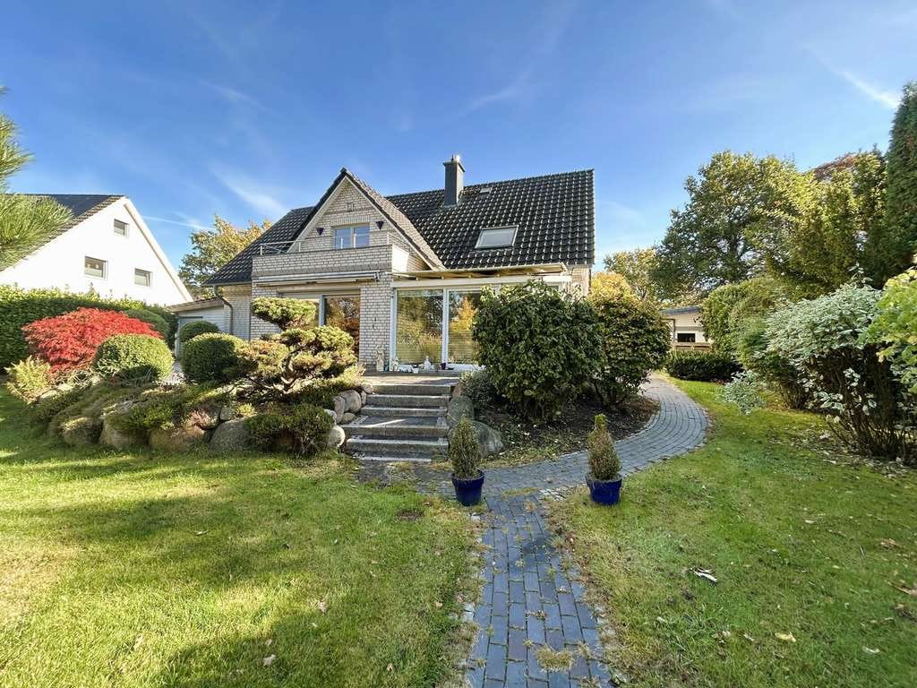Immobilie in Mönkeberg - Zweifamilienhaus mit Gartenidylle in Spielstraßenlage - Bild 0
