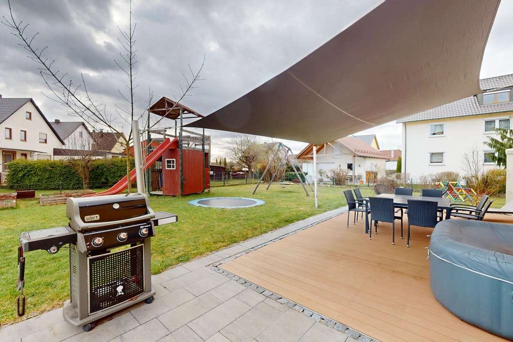 Immobilie in Schwarzenfeld - Modernisiertes Zweifamilienhaus mit PV-Anlage und großem Grundstück - Bild 1