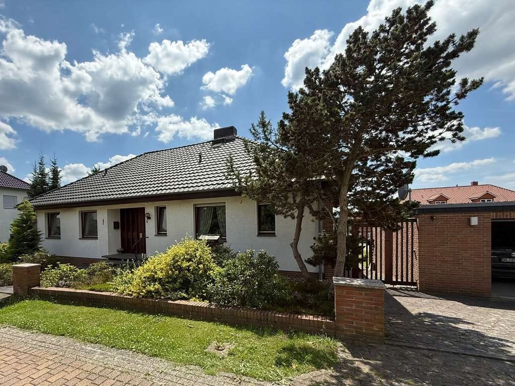 Immobilie in Duingen - Idyllisches Wohnen: Moderner Winkelbungalow mit Einliegerwohnung und Ausbaureserve in beliebter Orts - Bild 1