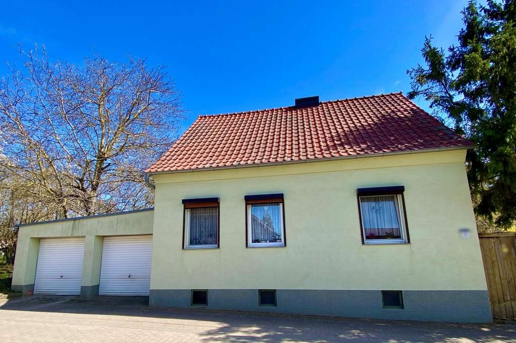 Immobilie in Börde-Hakel - EFH mit großem Grundstück, Doppelgarage und solider Substanz - ruhige Lage mit viel Potenzial - Bild 0