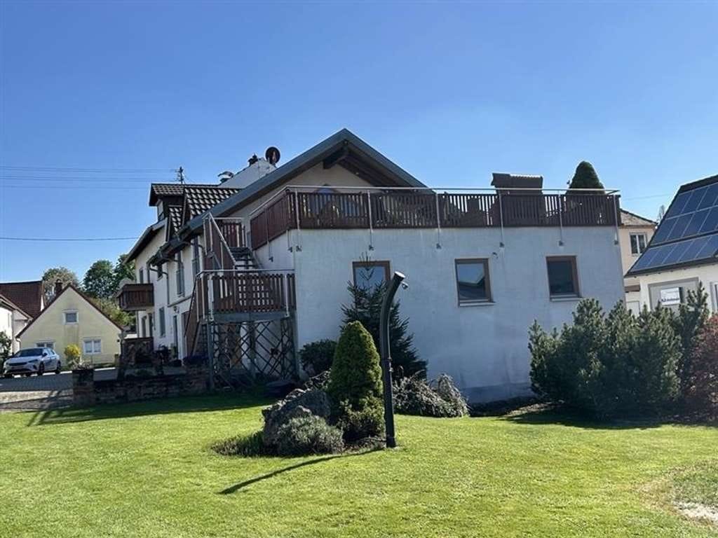 Immobilie in Holzheim - Modernes Wohnen für zwei Parteien – Haus mit großem Grundstück und mehreren Garagen - Bild 3