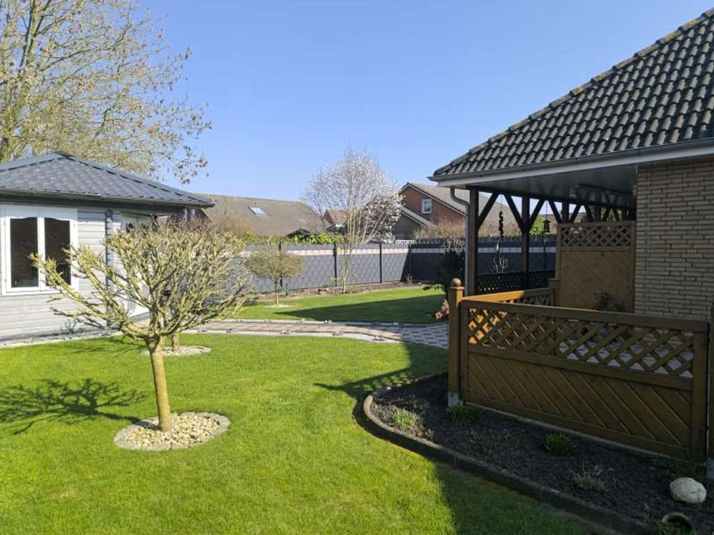 Immobilie in Jemgum - Wunderschönes Einfamilienhaus mit großem Garten, Hof mit Einfahrt und Garage - Bild 1