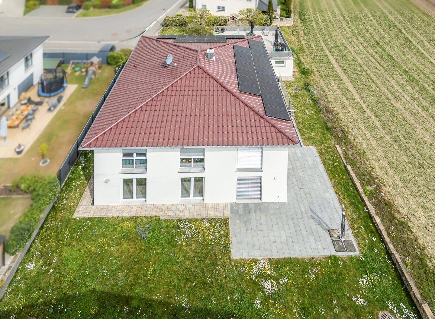 Immobilie in Volkertshausen - Modernes, freistehendes Zweifamilienhaus mit Freiblick & Südausrichtung in Volkertshausen - Bild 3