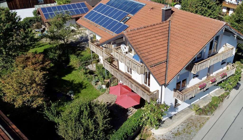 Immobilie in Seeon-Seebruck - Haus-in-Haus-Lösung mit Seeblick in Seebruck – kernsaniertes Bauernhaus mit Charme, Stil & Effizienz - Bild 1