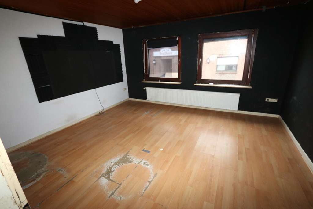 Immobilie in Jüchen - + Jüchen + EFH + sanierungsbedürftig + Bj. 1951 + ca. 857 m² Grundstück. + ca. 125 m² Wohnfläche + - Bild 3