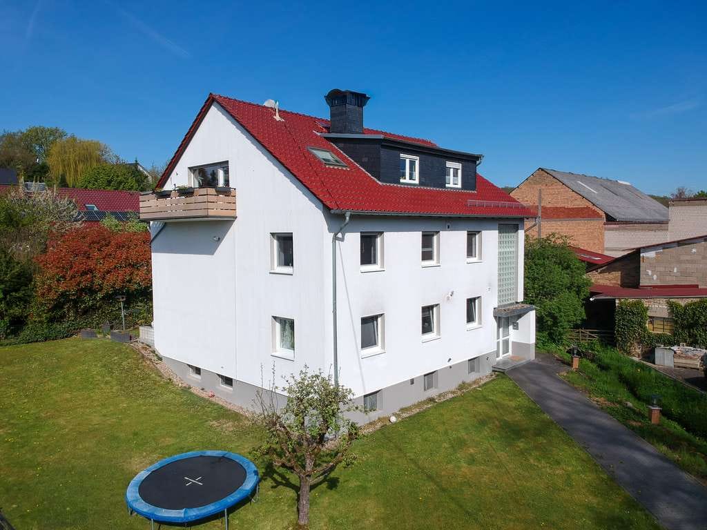 Immobilie in Hofheim am Taunus - Großzügiges Mehrfamilienhaus mit weitläufigem  Grundstück und erheblichem Entwicklungsspielraum - Bild 1