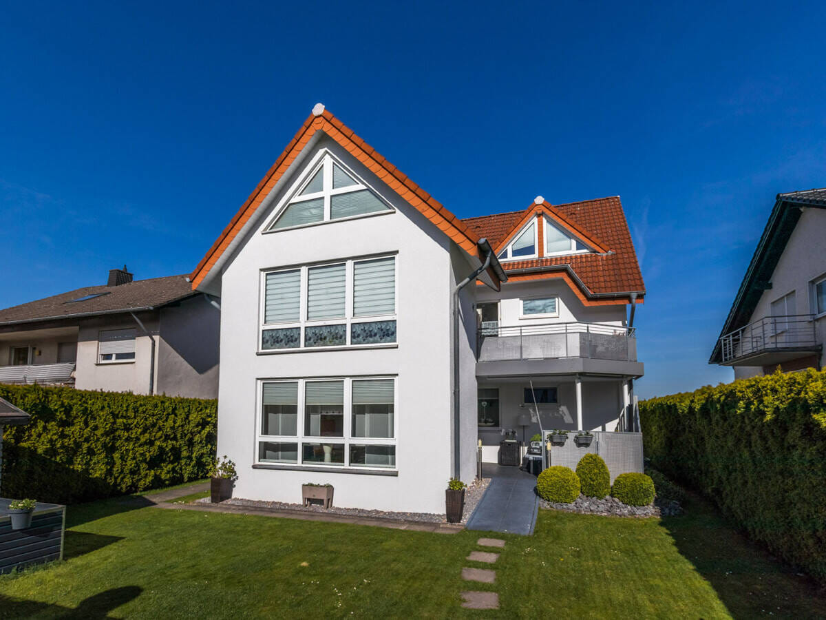 Immobilie in Büren - SCHÖNES UND GEPFLEGTES VERMIETETES DREIFAMILIENHAUS, UNTERKELLERT MIT GARTEN UND BALKON - Bild 2