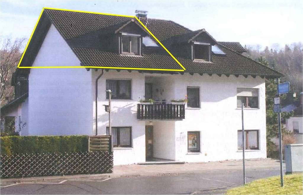 Immobilie in Ravensburg - Pfiffig * Bezugsfrei * Modernisiert - 2 Zi.-Wohnung im DG mit 2 PKW-Außenstellplätze! - Bild 0