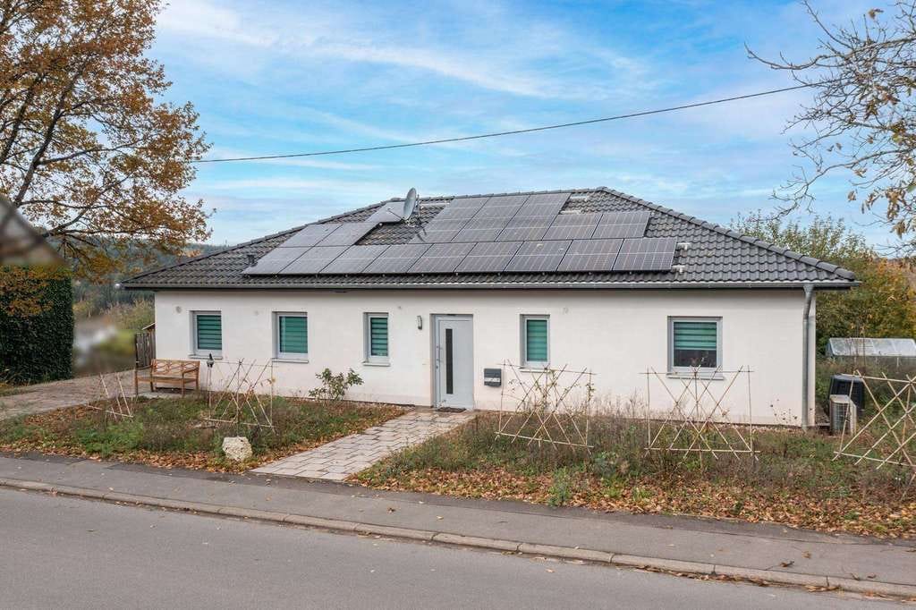 Immobilie in Beuren (Hochwald) - Nahezu neuwertiger Bungalow: Ebenerdiges Wohnen mit Stil und hoher Energieeffizienz - Bild 2
