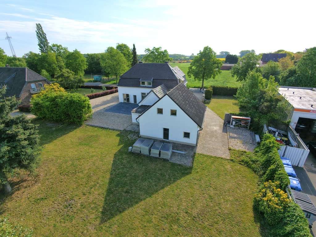 Immobilie in Kalkar - Doppeltes Wohnhaus mit großer Garage (eine Hälfte muß noch renoviert werden)) - Bild 3