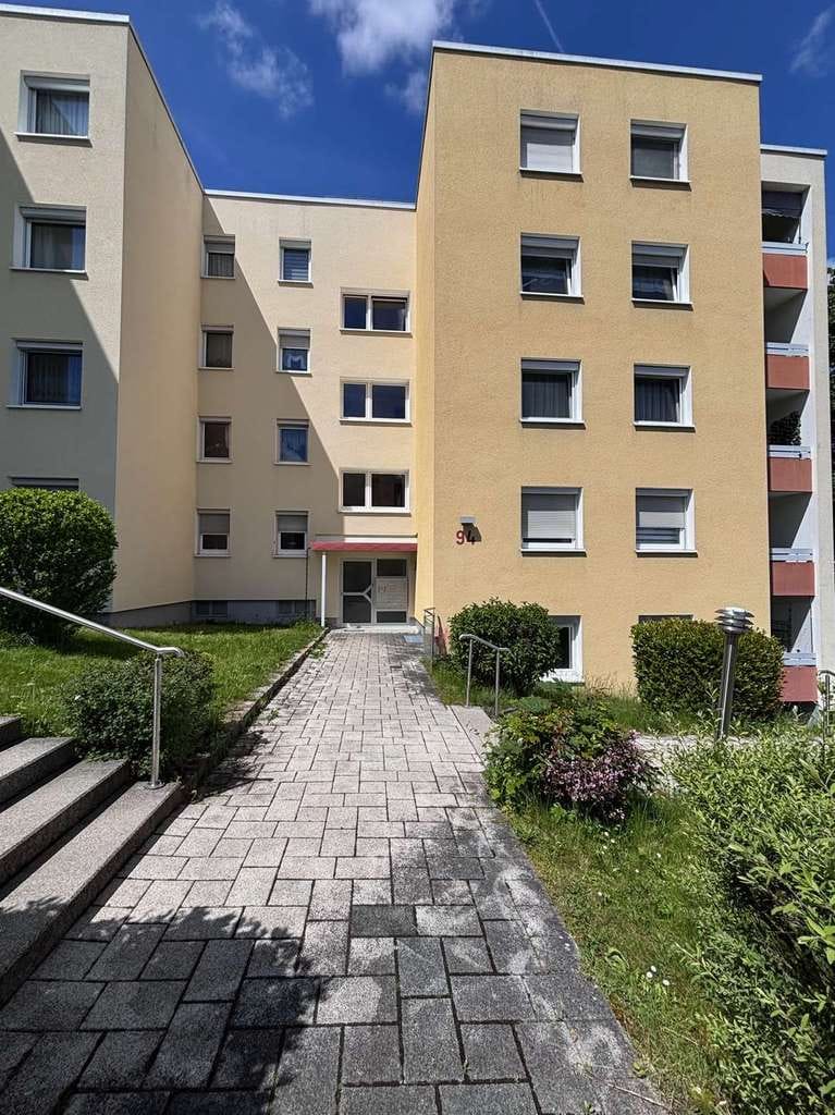 Immobilie in Schwieberdingen - Großzügig geschnittene 3,5-Zimmer-Wohnung mit Balkon und viel Potenzial - Bild 2