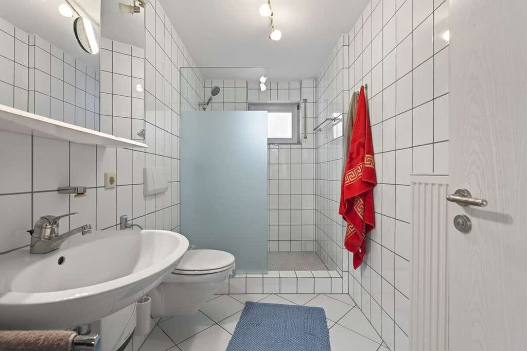 Immobilie in Höfen an der Enz - Exklusives Wohnen in Höfen: Einfamilienhaus mit Einliegerwohnung, Wintergarten & Sauna - Bild 4