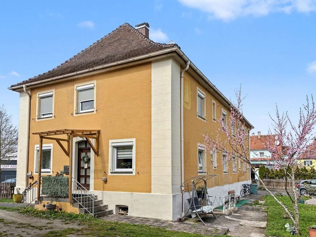 Immobilie in Feuchtwangen - Attraktives Mehrfamilienhaus mit Ausbaupotential, Garten und Garage in Feuchtwangen - Bild 2