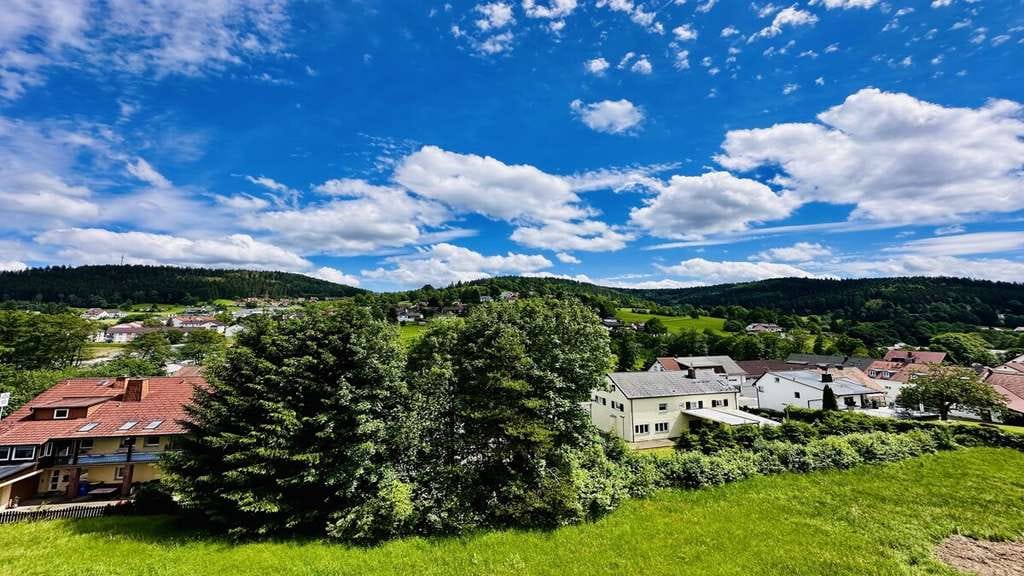 Immobilie in Warmensteinach - Panoramablick im Fichtelgebirge – gepflegte Dachgeschosswohnung in ruhiger Wohnlage - Bild 0