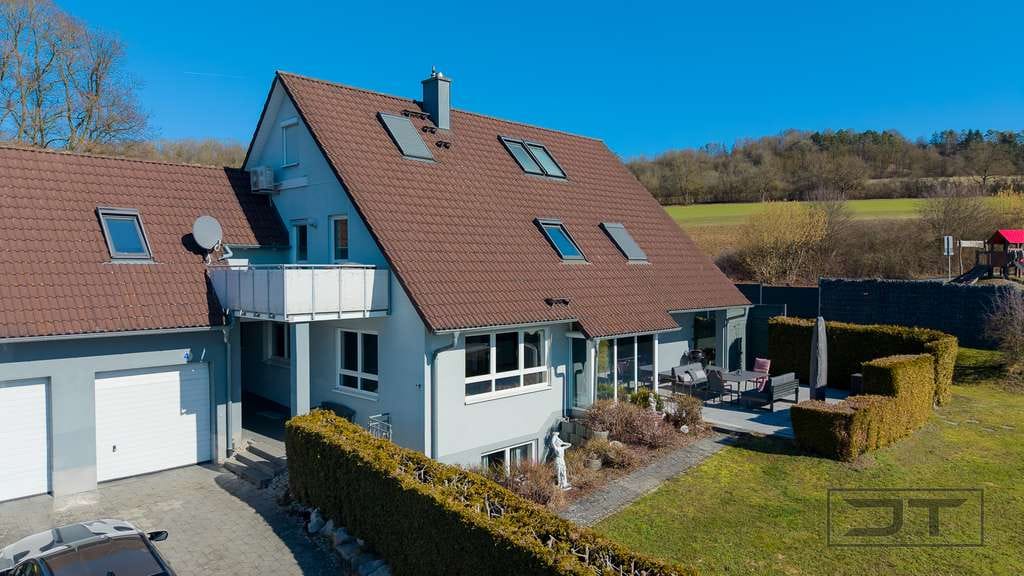 Immobilie in Bindlach - Wohngefühl par excellence: 2025 modernisiertes EFH mit einzigartigem Fernblick, Kamin & Pool! - Bild 2
