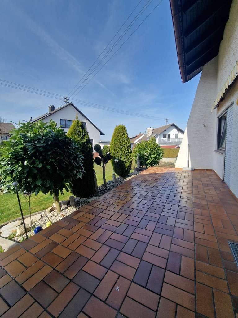 Immobilie in Ichenhausen - Freistehendes Einfamilienhaus mit großem Grundstück, Balkon & Terrasse in  Ichenhausen - Bild 0