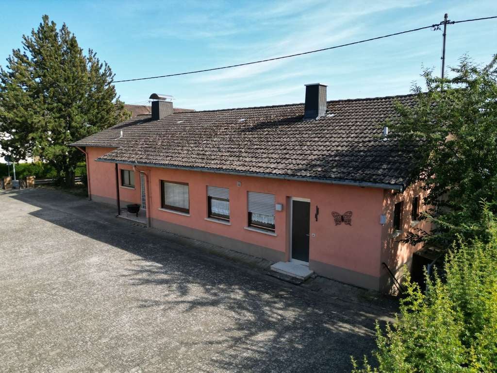 Immobilie in Stadecken-Elsheim - Großer Bungalow mit Keller, Garten, Nebengebäude und Stellflächen in Stadecken-Elsheim zu verkaufen - Bild 0