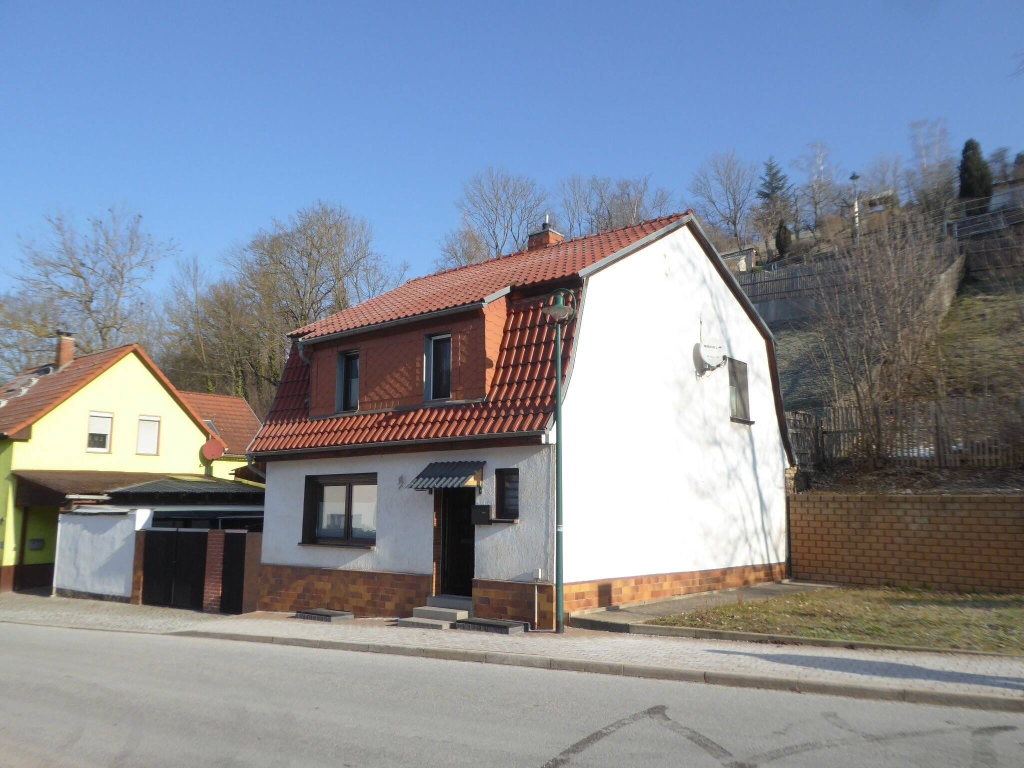 Immobilie in Unterwellenborn - Kleines, gepflegtes Einfamilienhaus mit Nebengelass in Könitz zu verkaufen - Bild 0