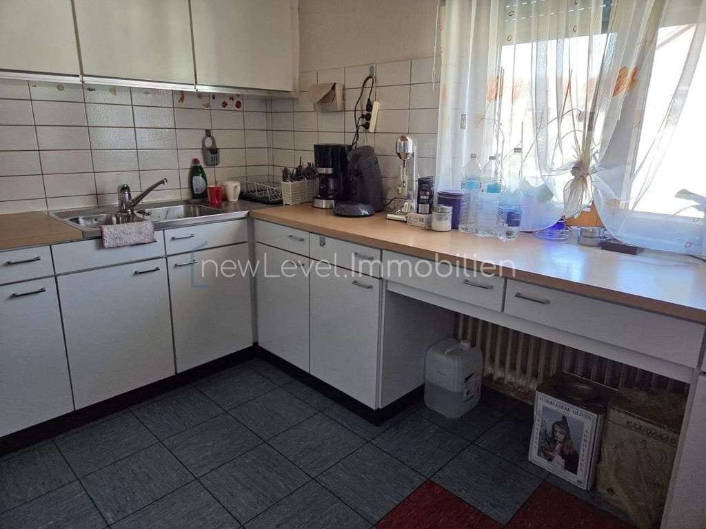 Immobilie in Neckartenzlingen - Ausbaupotential vorhanden:  Einfamilienhaus in Grenzbauweise, 3 Garagen und Garten - Bild 4