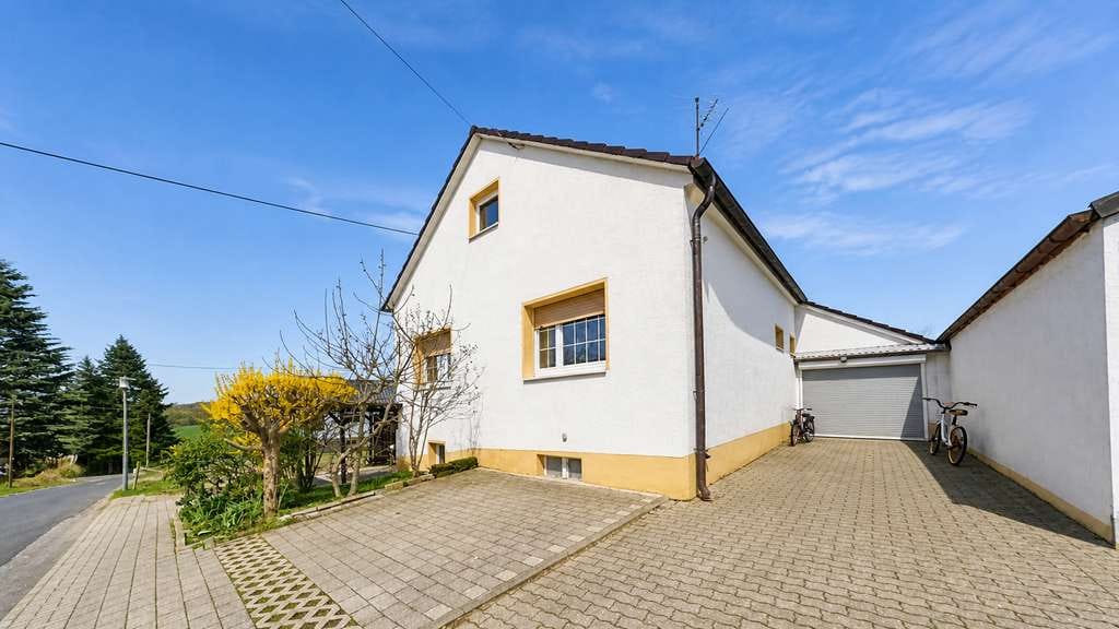 Immobilie in Hennef (Sieg) - Mit 3D: Mehrgenerationenwohnen oder Vermietung – flexibles Ein- Zweifamilienhaus mit Entwicklungscha - Bild 2