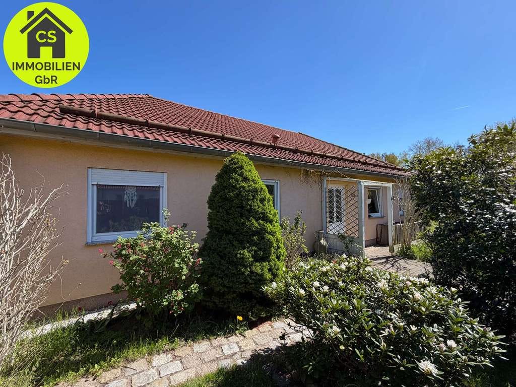 Immobilie in Finsterwalde - Einfamilienhaus im Bungalowstil in Finsterwalde Nord mit Pool - Bild 0