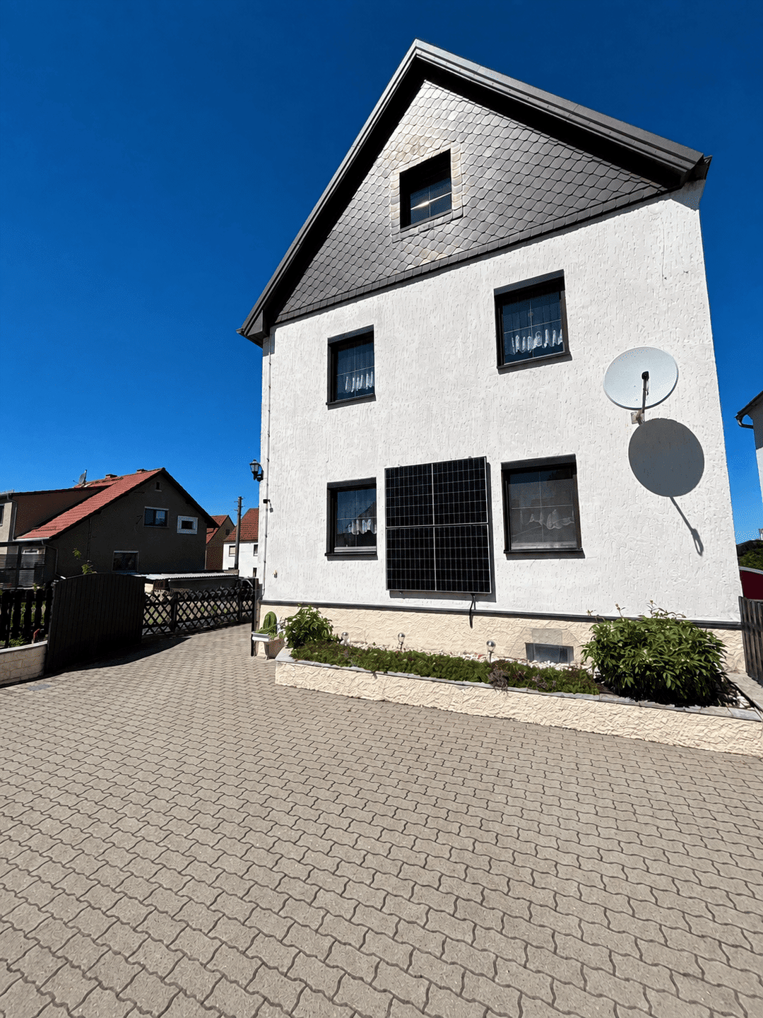 Immobilie in Unterwellenborn - Viel Raum für zwei Generationen - großzügiges Zweifamilienhaus mit Garten und Garagen - Bild 3
