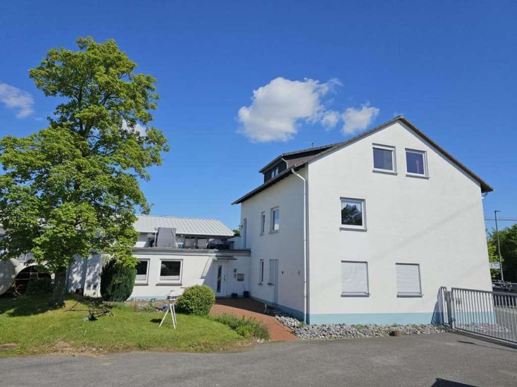 Immobilie in Warburg - Wohnhaus mit großen Hallen für Gewerbenutzung - Bild 0