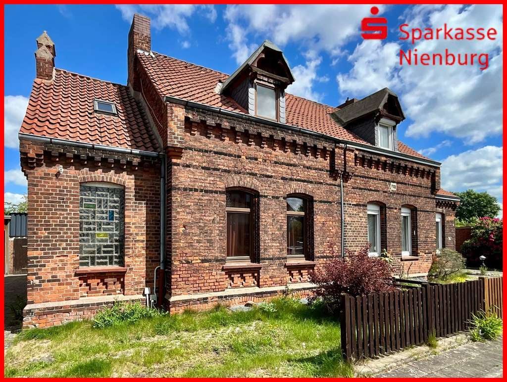 Immobilie in Nienburg/Weser - Wohnen mit Flair – Historische Doppelhaushälfte in zentraler Lage - Bild 0