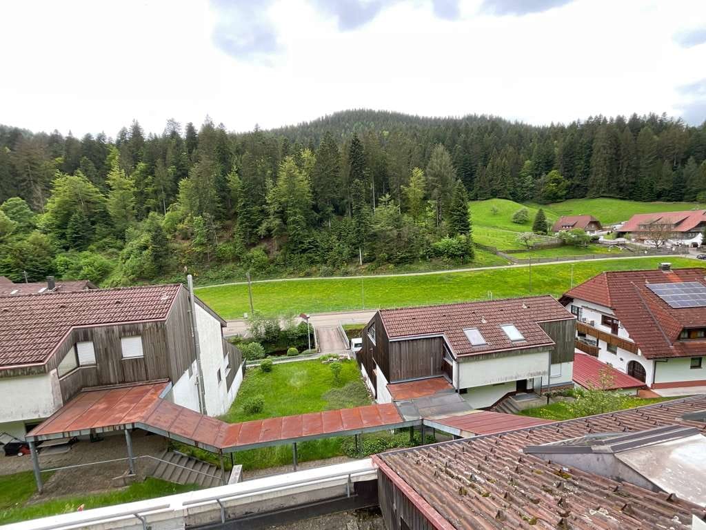 Immobilie in Bad Rippoldsau-Schapbach - Gelegenheit! Viel Wohnfl. ca. 101m² für nur 98.000,00 Euro. 4,5 Zi.-Maisonette-Wohng mit TG-Platz. - Bild 1